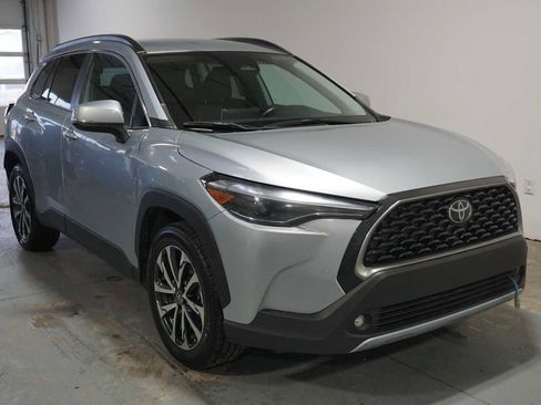 Used 2023 Toyota Corolla Cross XLE image 5
