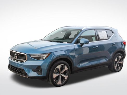 Used 2025 Volvo XC40 B5 Plus image 3