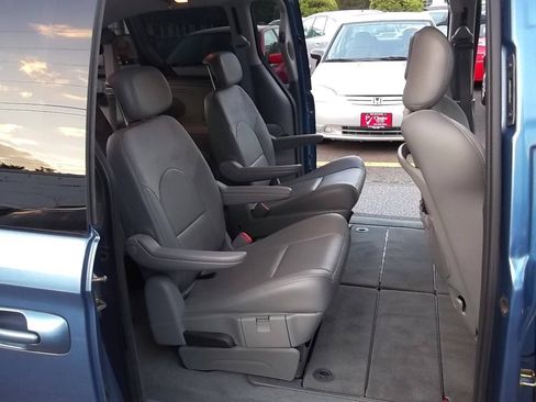 Used 2007 Chrysler Town & Country Limited FWD image 13