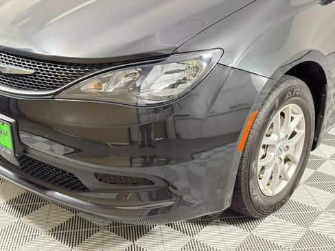 Used 2023 Chrysler Voyager LX FWD image 11