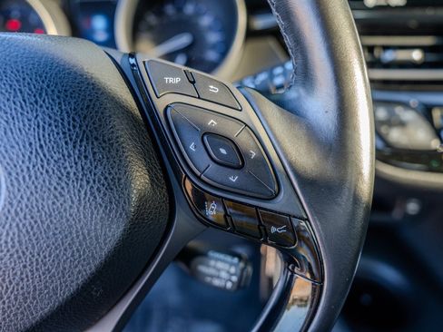 Used 2018 Toyota C-HR XLE FWD image 17