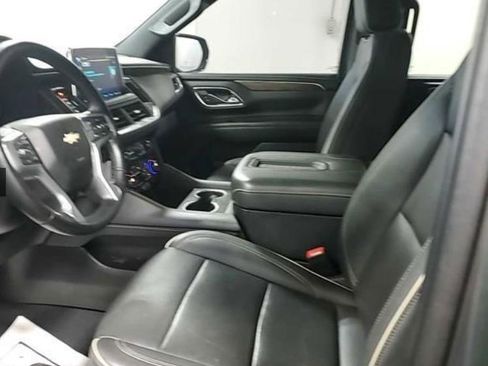 Used 2023 Chevrolet Suburban Premier image 3