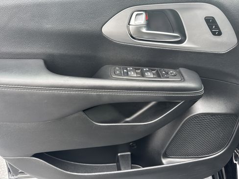 Used 2025 Chrysler Pacifica Limited image 10