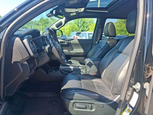 Used 2021 Toyota Tacoma TRD Sport w/ TRD Premium Sport Package AWD/4WD image 13