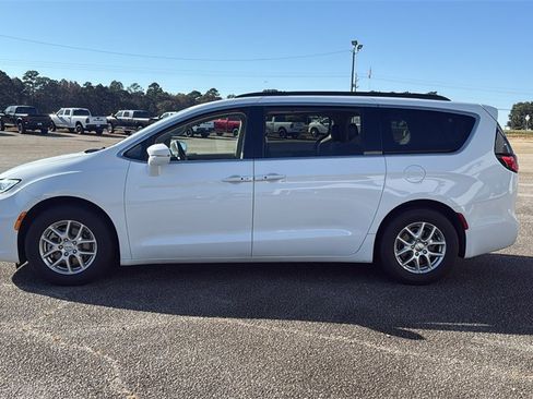 Used 2022 Chrysler Pacifica Touring-L image 5