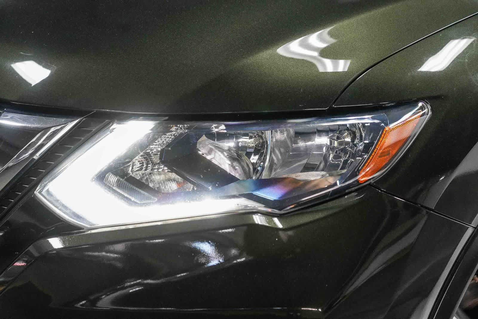 Used 2019 Nissan Rogue SV w/ Sun & Sound Touring Package AWD/4WD image 2