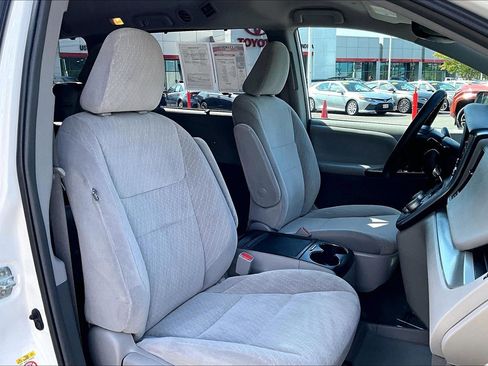 Used 2019 Toyota Sienna LE FWD image 7