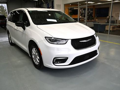 Used 2024 Chrysler Pacifica Touring-L image 3