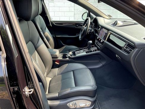 Certified 2025 Porsche Macan image 12