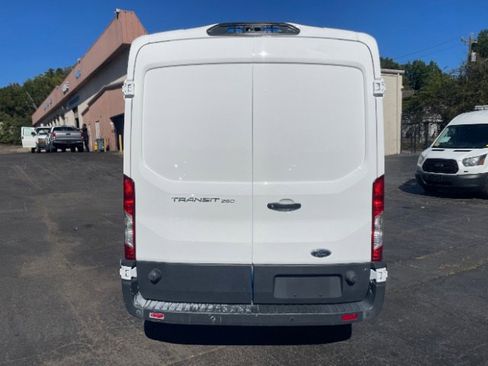 Used 2018 Ford Transit 250 w/RH Sliding Door Medium Roof image 6