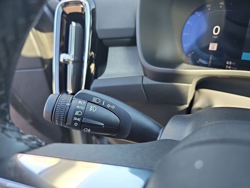 Used 2025 Volvo XC40 B5 Plus image 31