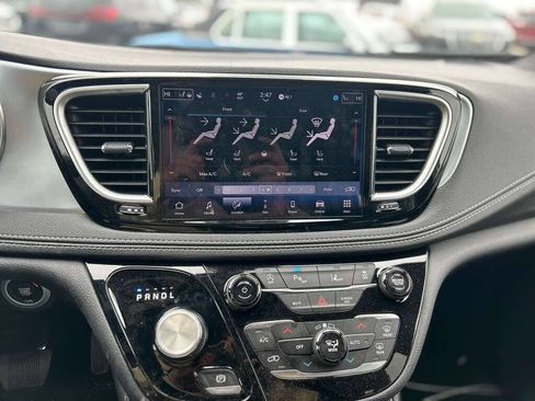 Used 2026 Chrysler Pacifica Limited image 13