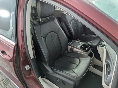Used 2019 Chrysler Pacifica Limited image 34