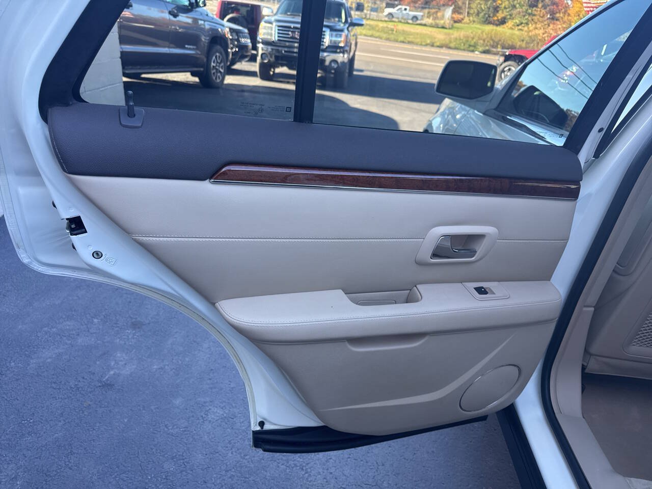 Used 2008 Cadillac SRX AWD w/ Utility Package image 17
