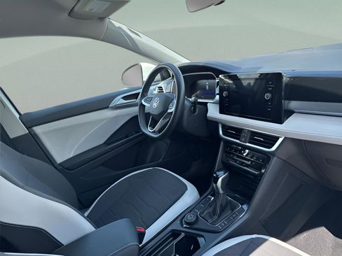 Used 2025 Volkswagen Taos SE AWD/4WD image 14