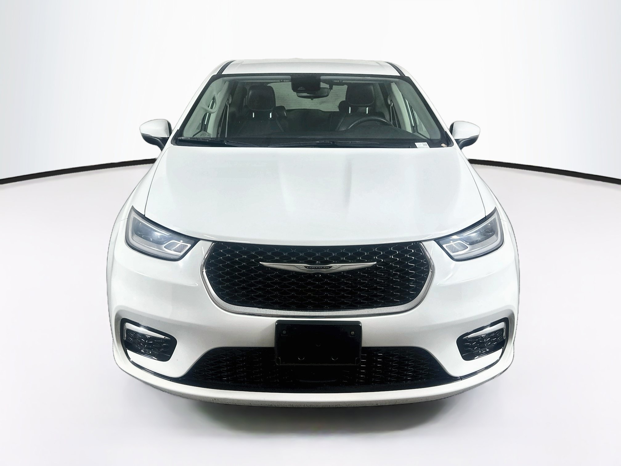 Used 2023 Chrysler Pacifica Touring-L FWD image 2
