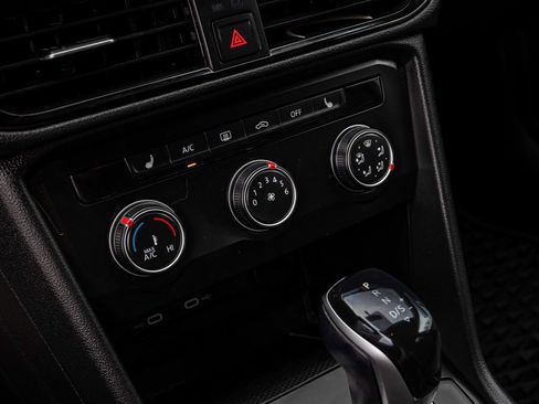 Used 2022 Volkswagen Taos SE image 21