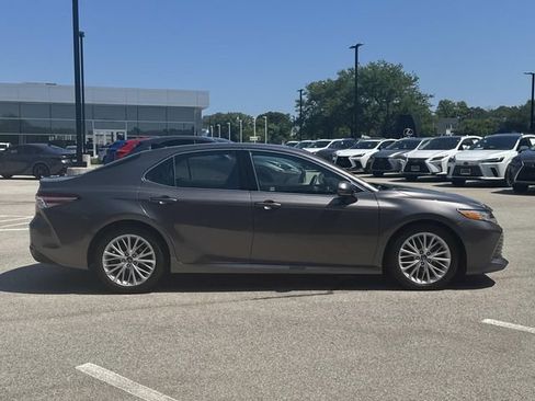 Used 2018 Toyota Camry XLE w/ Driver Assist Package FWD image 4
