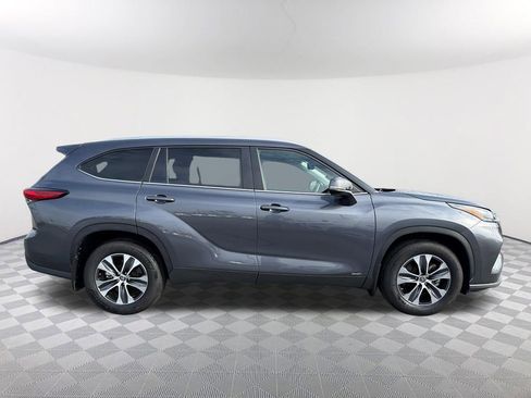 Used 2023 Toyota Highlander XLE AWD/4WD image 4