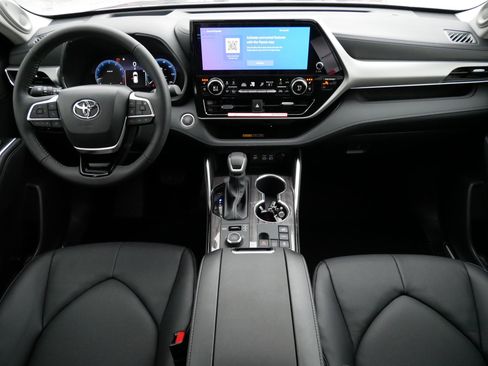 Certified 2026 Toyota Highlander Platinum image 10