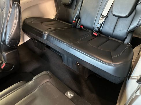 Used 2024 Chrysler Pacifica Touring-L FWD image 16