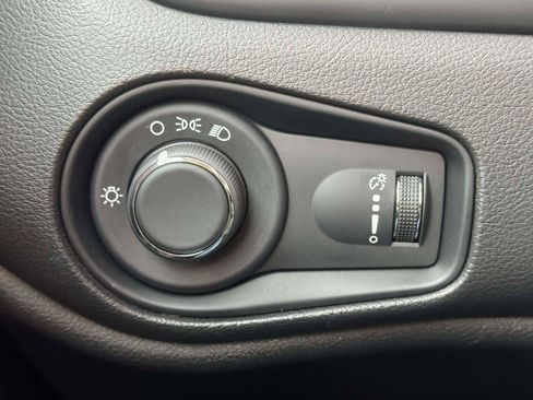 Used 2023 Jeep Renegade Latitude image 16