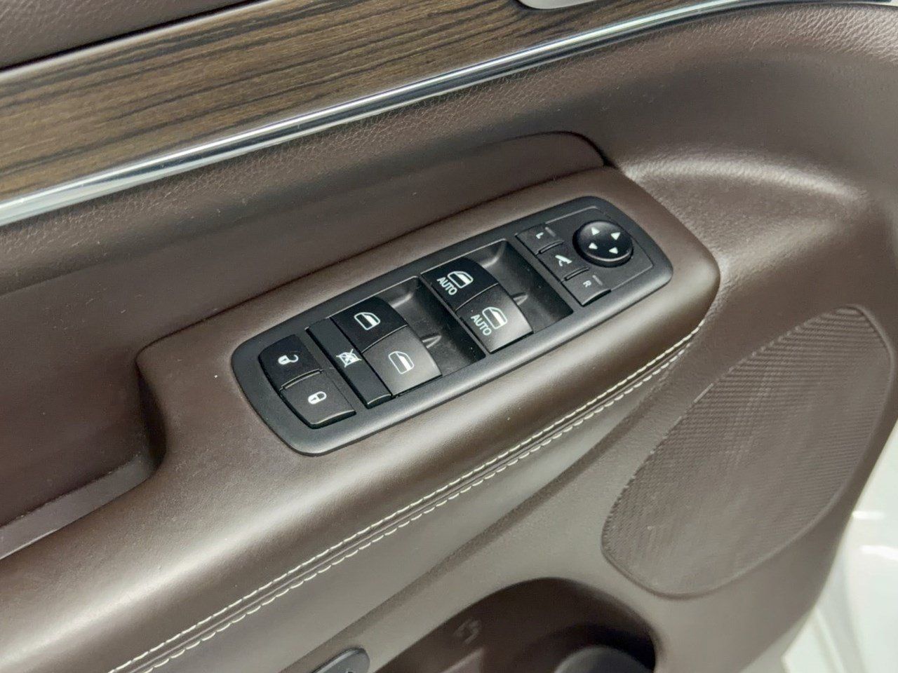 Used 2018 Jeep Grand Cherokee Overland w/ Trailer Tow Group IV RWD image 15