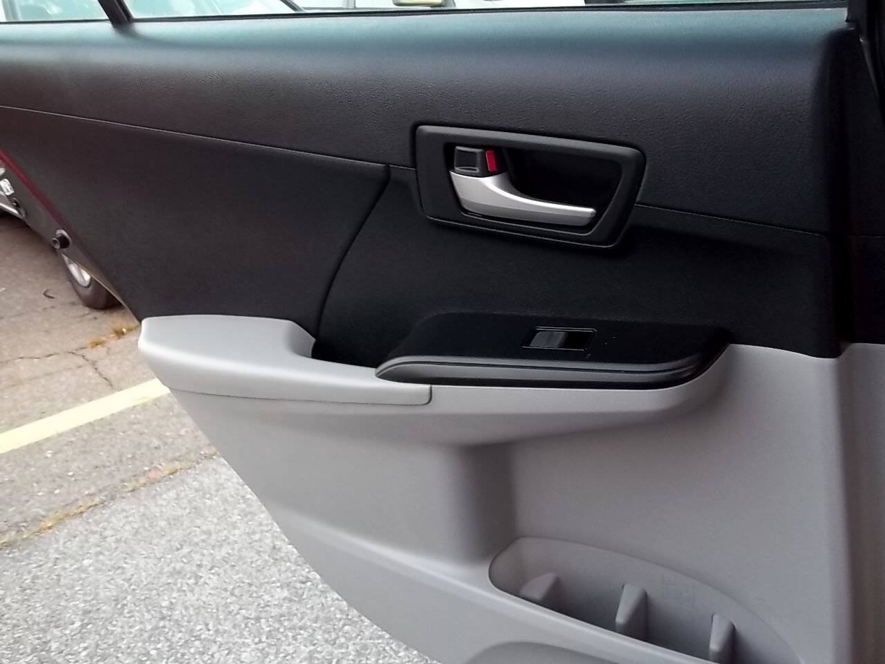 Used 2014 Toyota Camry LE FWD image 13