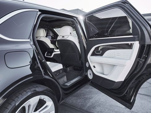 Used 2023 Bentley Bentayga Extended Wheelbase AWD/4WD image 25