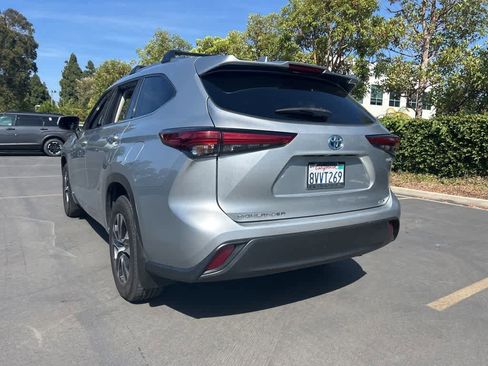 Used 2021 Toyota Highlander XLE AWD/4WD image 4