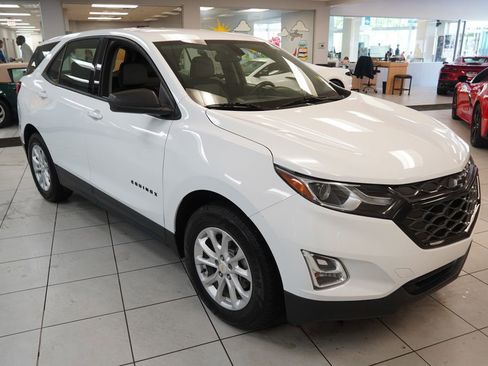 Used 2018 Chevrolet Equinox LS w/ LPO, Blackout Package FWD image 16