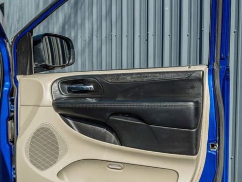 Used 2018 Dodge Grand Caravan SE w/ UConnect Hands-Free Group image 38