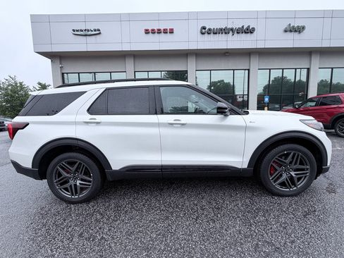 Used 2025 Ford Explorer ST-Line w/ ST-Line Street Pack AWD/4WD image 4