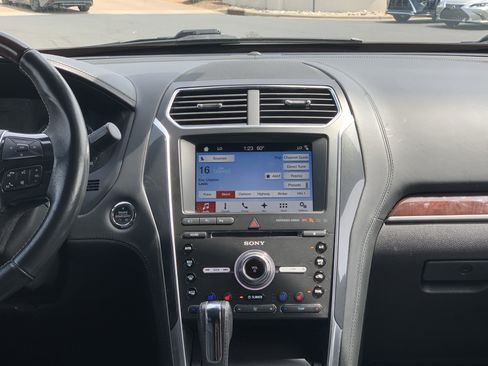 Used 2017 Ford Explorer Platinum image 31