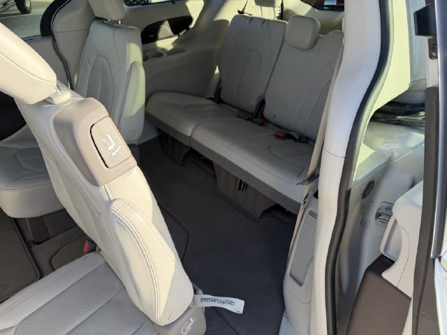 Used 2021 Chrysler Pacifica Touring-L w/ Uconnect Theater Family Group FWD image 15