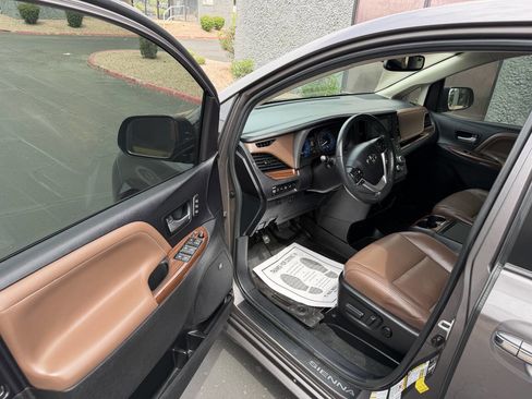 Used 2015 Toyota Sienna Limited Premium image 9