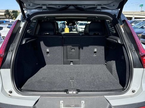 Used 2024 Volvo XC40 B5 Plus image 10