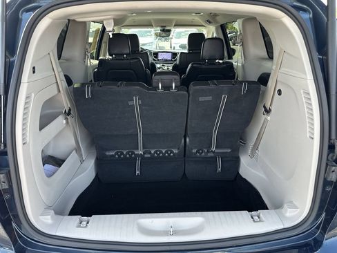 Used 2023 Chrysler Pacifica Touring-L FWD image 29