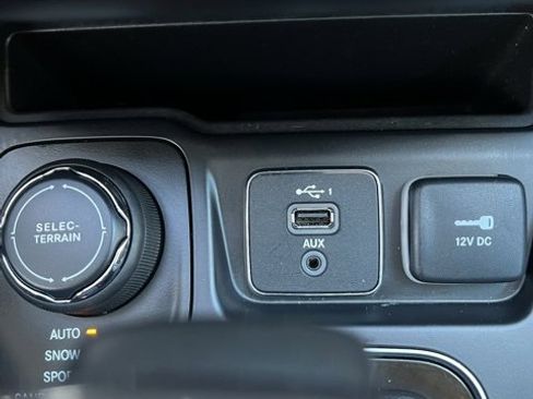 Used 2023 Jeep Cherokee Altitude Lux image 34