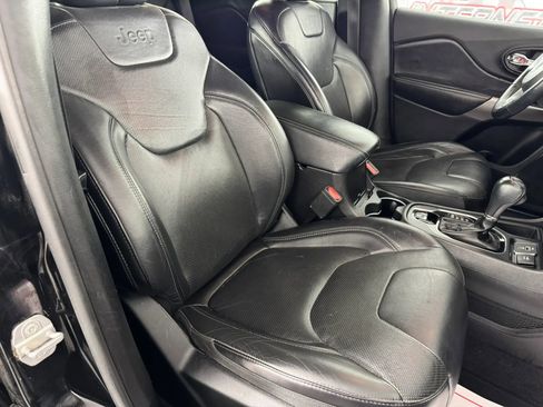 Used 2019 Jeep Cherokee Limited FWD image 34