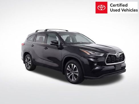 Used 2021 Toyota Highlander XLE FWD image 1