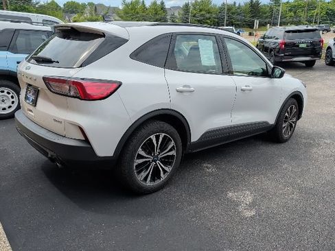 Used 2022 Ford Escape SE w/ SE Sport Appearance Package AWD/4WD image 3