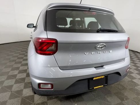 Used 2025 Hyundai Venue SE FWD image 6