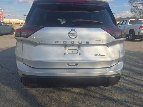 Used 2024 Nissan Rogue SV image 3