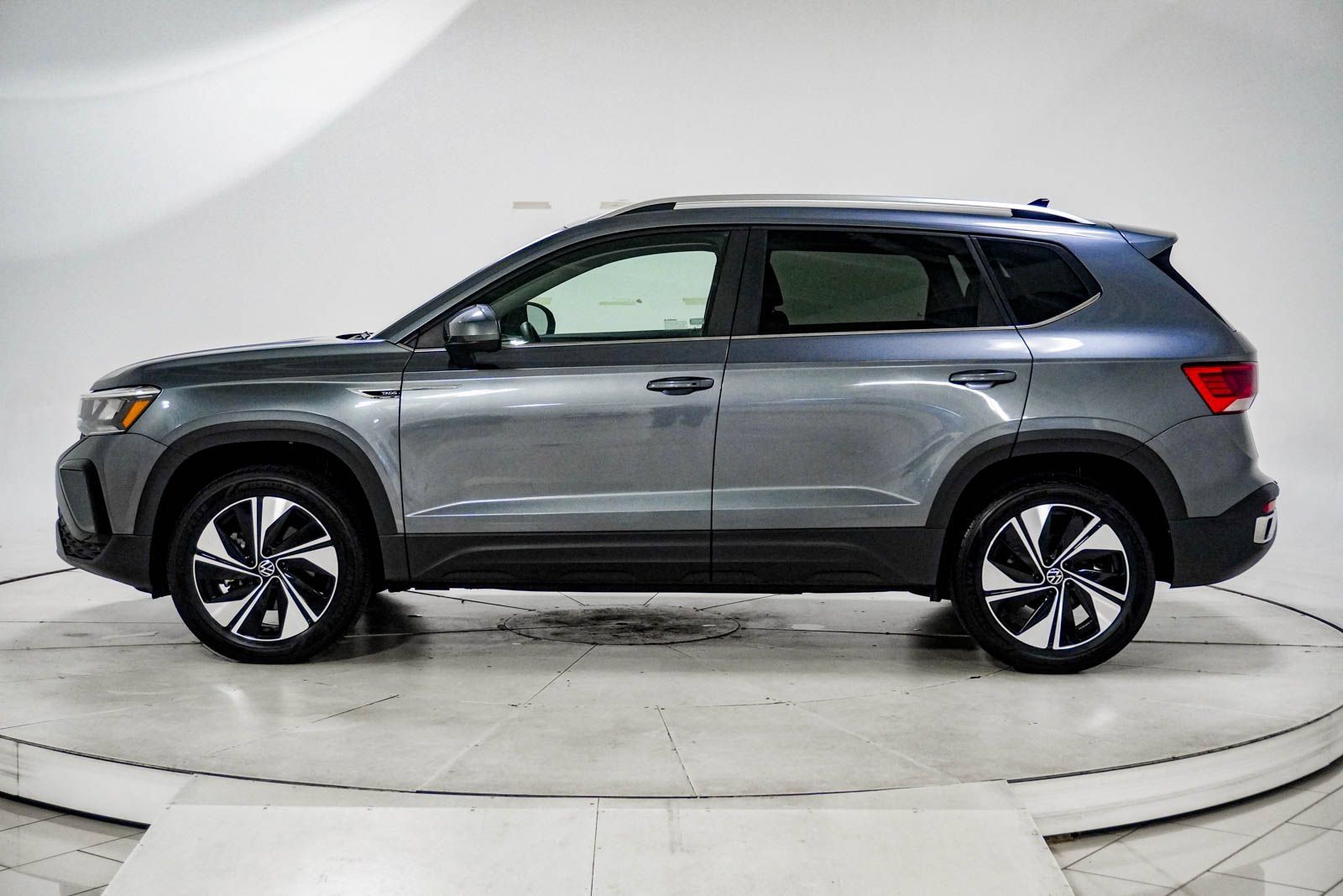 Used 2023 Volkswagen Taos SE AWD/4WD image 4