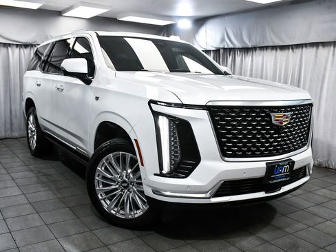 Used 2025 Cadillac Escalade Premium Luxury w/ LPO, Floor Liner Package AWD/4WD image 3