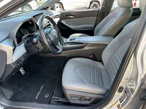 Used 2019 Toyota Avalon Touring w/ Advanced Safety Package image 9