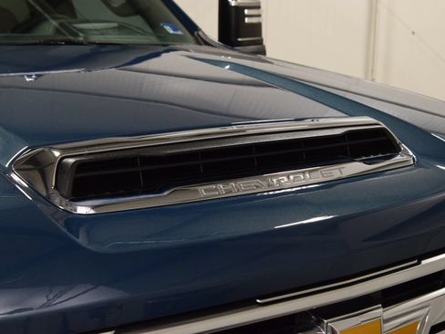 Used 2024 Chevrolet Silverado 2500 High Country w/ High Country Premium Package AWD/4WD image 16