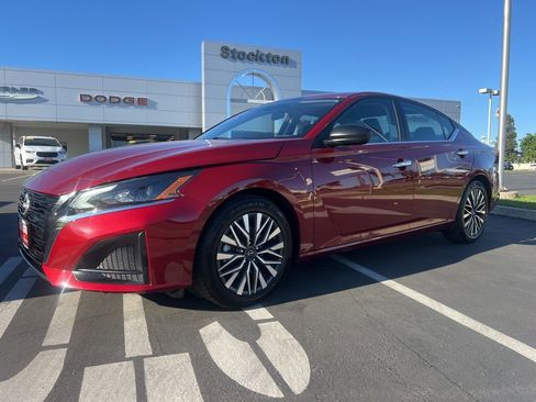 Used 2025 Nissan Altima 2.5 SV image 2