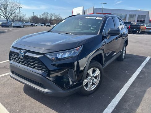 Used 2021 Toyota RAV4 LE image 2